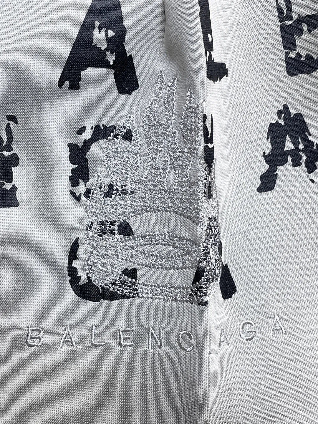 Balenciaga's three-standard complete 2026 summer New Arrival men's casual shorts, advanced custom-made Breathable fabric, Breathable fabric, extremely stretchy and comfortable, impeccable details, top-grade accessories, original logo design concept, delicate and soft feel! The upper body fit is awesome! Size: M-XXXL Please state your height and weight when ordering